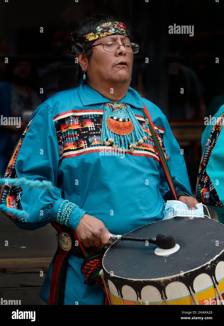 Eine indianische Tanzgruppe aus Zuni Pueblo in New Mexico führt den Schmetterlingstanz auf einer Veranstaltung zum Tag der indigenen Völker in Santa Fe, New Mexico, auf. Stockfoto