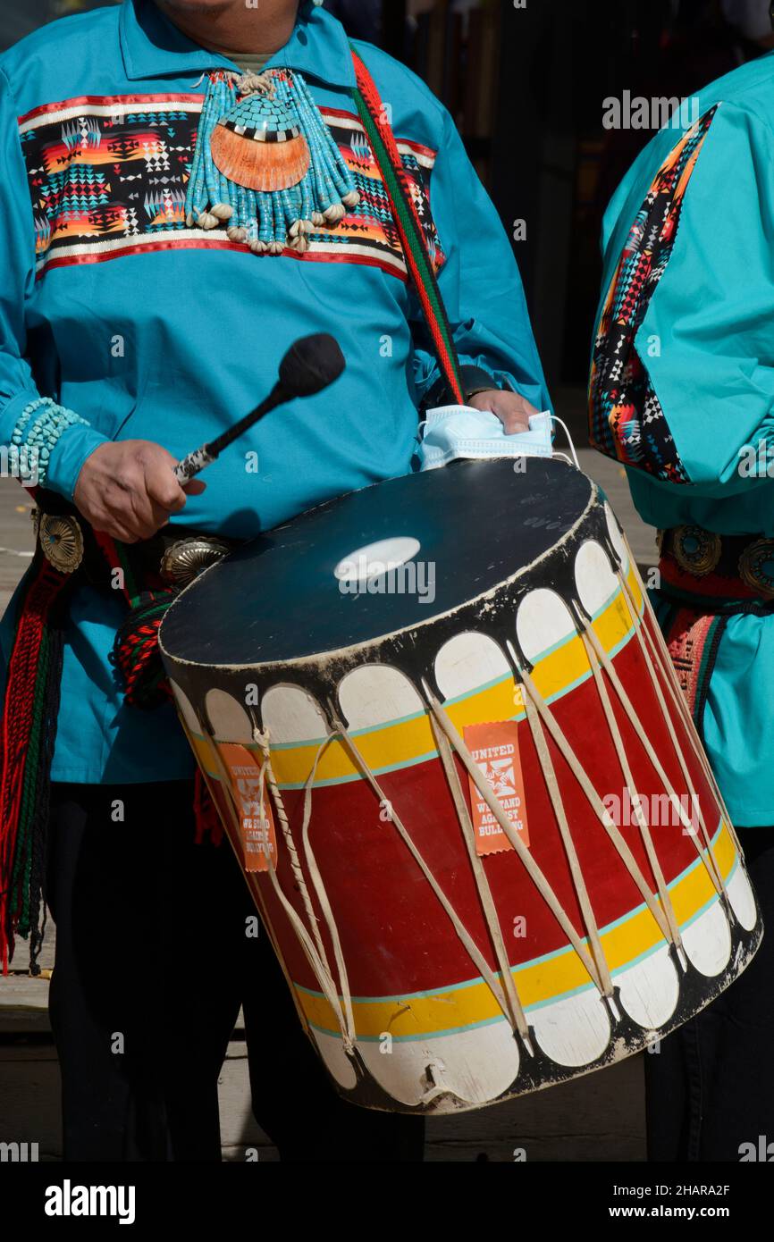 Eine indianische Tanzgruppe aus Zuni Pueblo in New Mexico führt den Schmetterlingstanz auf einer Veranstaltung zum Tag der indigenen Völker in Santa Fe, New Mexico, auf. Stockfoto