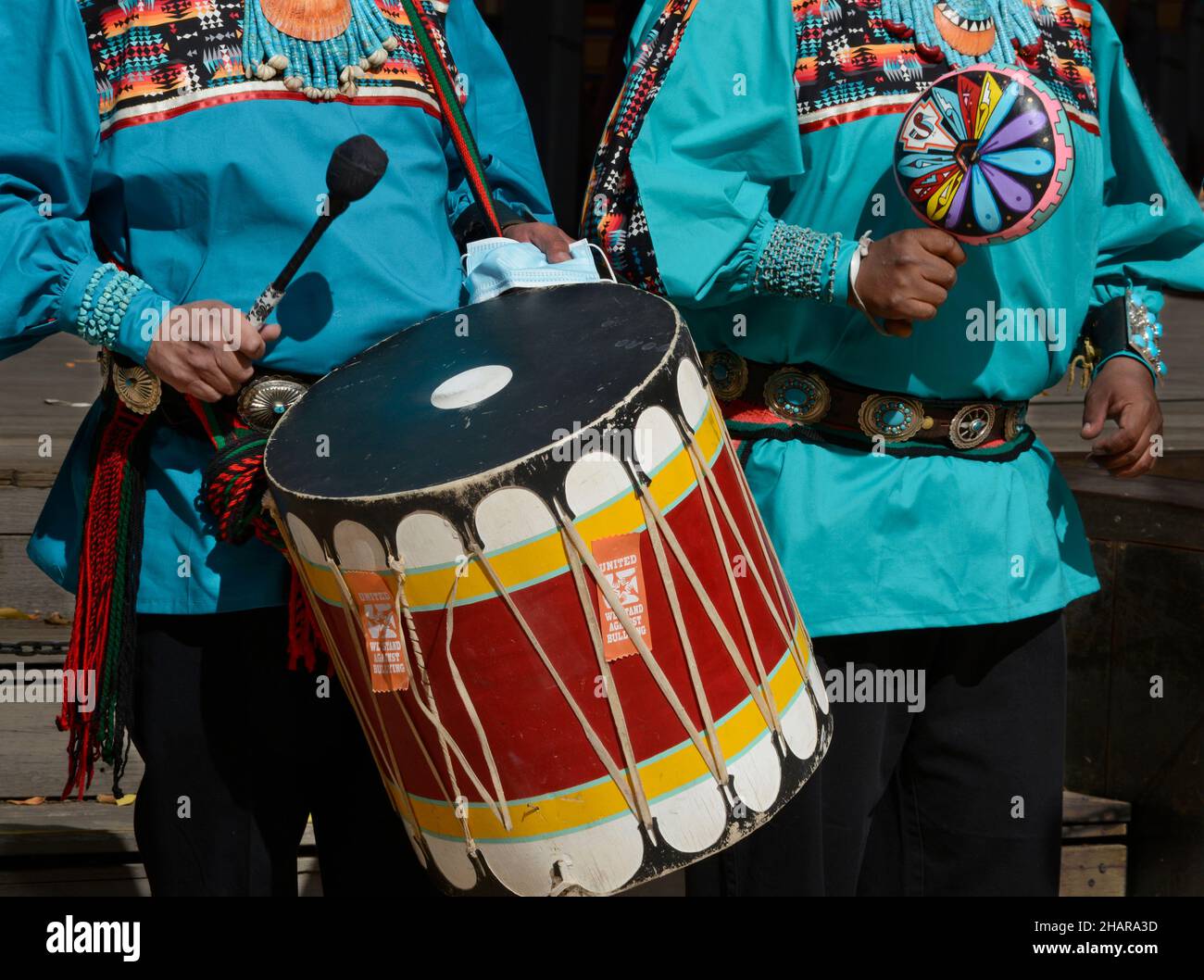 Eine indianische Tanzgruppe aus Zuni Pueblo in New Mexico führt den Schmetterlingstanz auf einer Veranstaltung zum Tag der indigenen Völker in Santa Fe, New Mexico, auf. Stockfoto