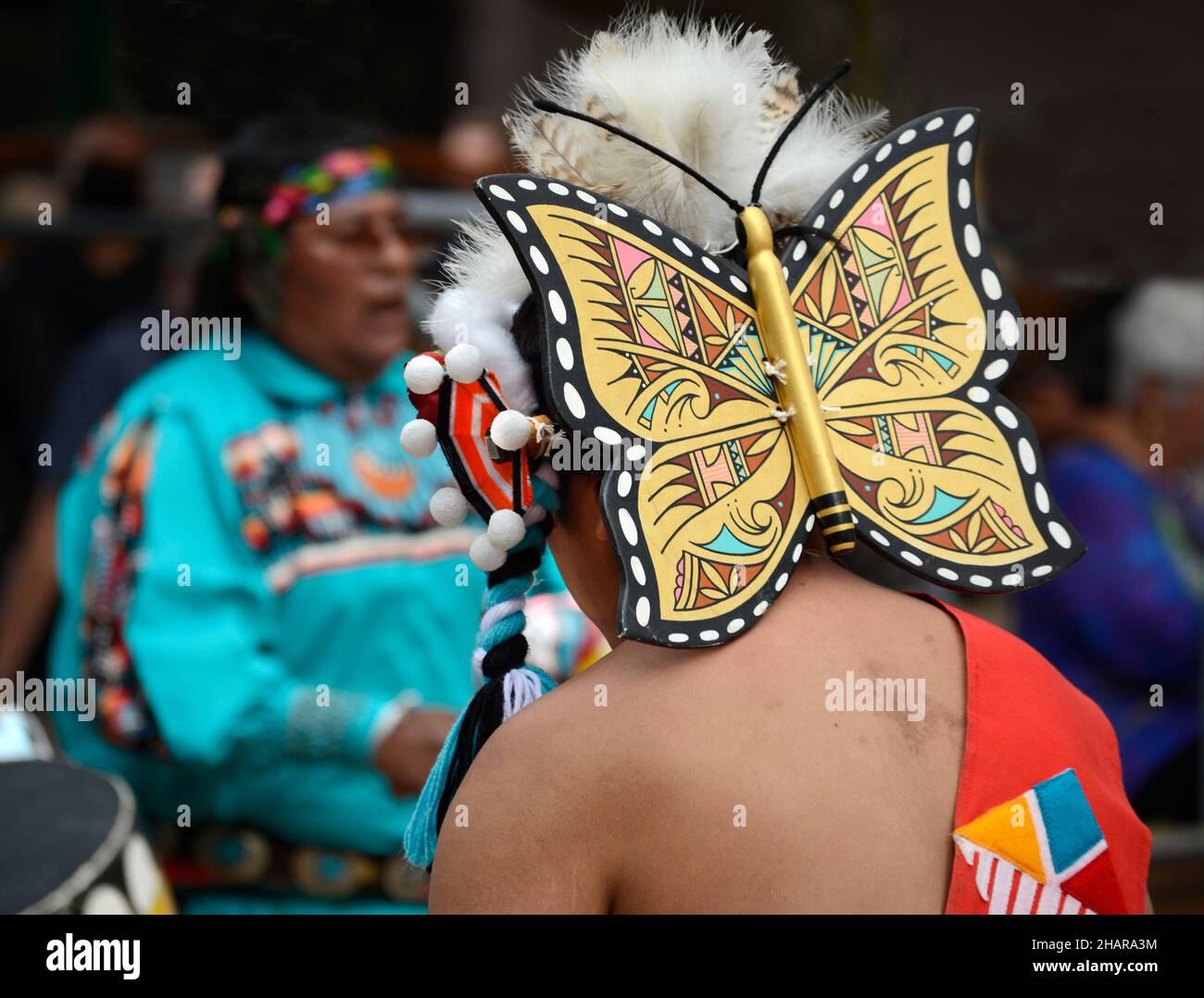 Eine indianische Tanzgruppe aus Zuni Pueblo in New Mexico führt den Schmetterlingstanz auf einer Veranstaltung zum Tag der indigenen Völker in Santa Fe, New Mexico, auf. Stockfoto