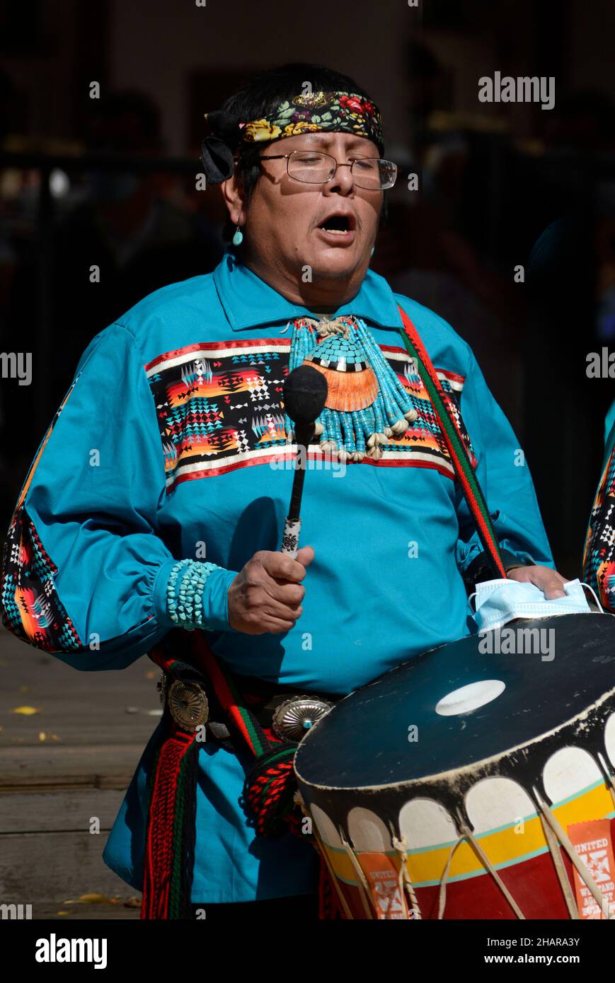 Eine indianische Tanzgruppe aus Zuni Pueblo in New Mexico führt den Schmetterlingstanz auf einer Veranstaltung zum Tag der indigenen Völker in Santa Fe, New Mexico, auf. Stockfoto