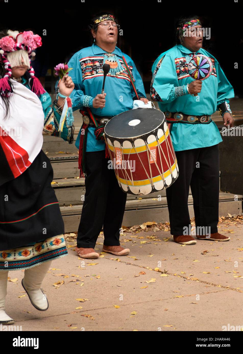 Eine indianische Tanzgruppe aus Zuni Pueblo in New Mexico führt den Schmetterlingstanz auf einer Veranstaltung zum Tag der indigenen Völker in Santa Fe, New Mexico, auf. Stockfoto