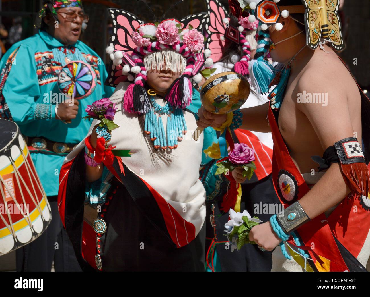 Eine indianische Tanzgruppe aus Zuni Pueblo in New Mexico führt den Schmetterlingstanz auf einer Veranstaltung zum Tag der indigenen Völker in Santa Fe, New Mexico, auf. Stockfoto