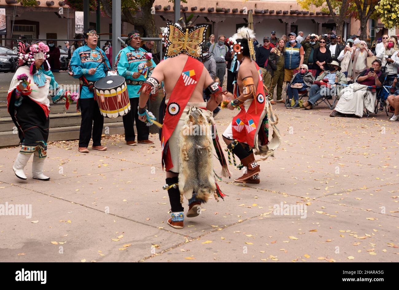 Eine indianische Tanzgruppe aus Zuni Pueblo in New Mexico führt den Schmetterlingstanz auf einer Veranstaltung zum Tag der indigenen Völker in Santa Fe, New Mexico, auf. Stockfoto