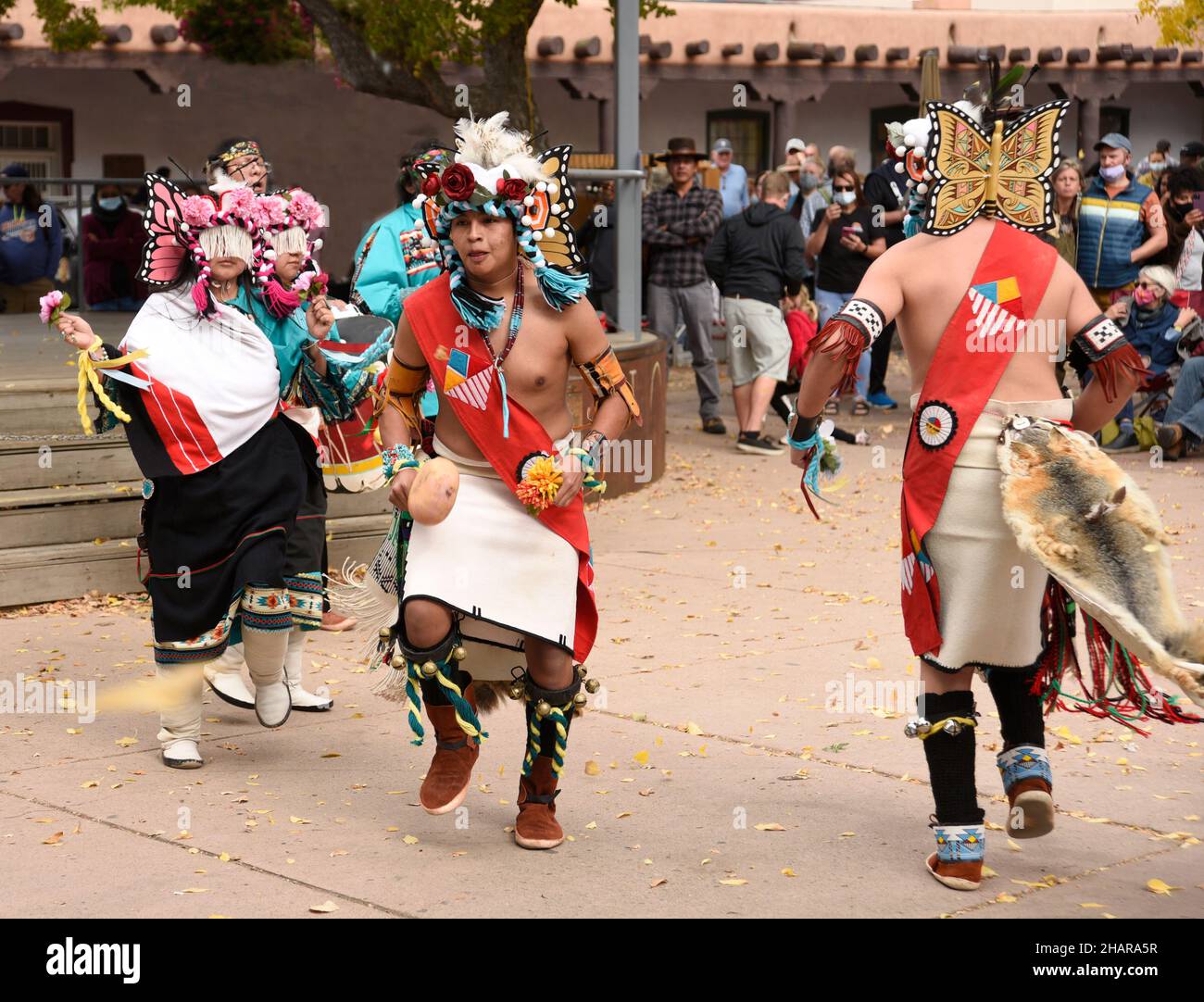 Eine indianische Tanzgruppe aus Zuni Pueblo in New Mexico führt den Schmetterlingstanz auf einer Veranstaltung zum Tag der indigenen Völker in Santa Fe, New Mexico, auf. Stockfoto