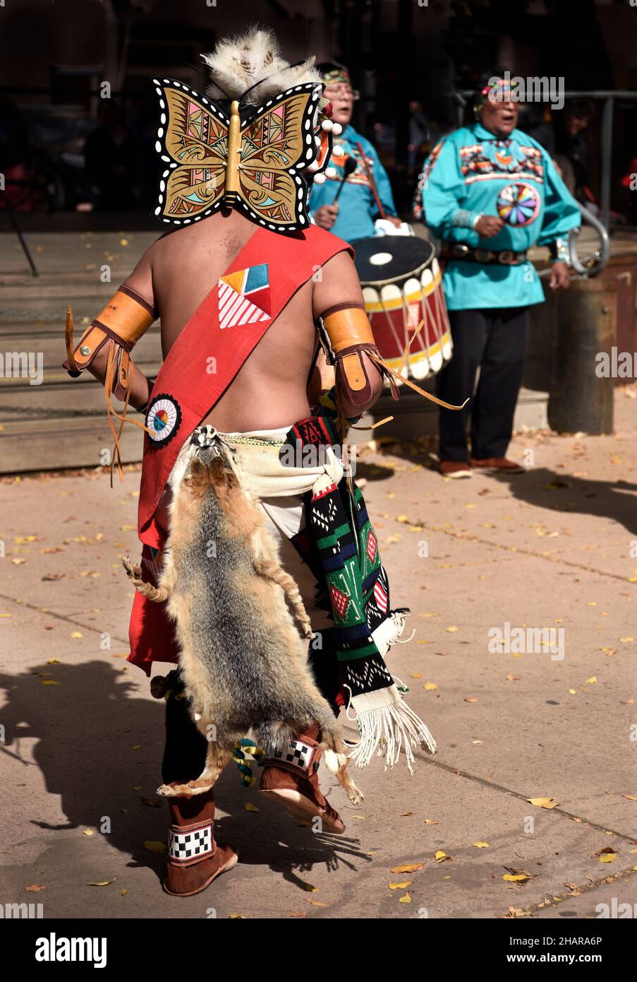 Eine indianische Tanzgruppe aus Zuni Pueblo in New Mexico führt den Schmetterlingstanz auf einer Veranstaltung zum Tag der indigenen Völker in Santa Fe, New Mexico, auf. Stockfoto