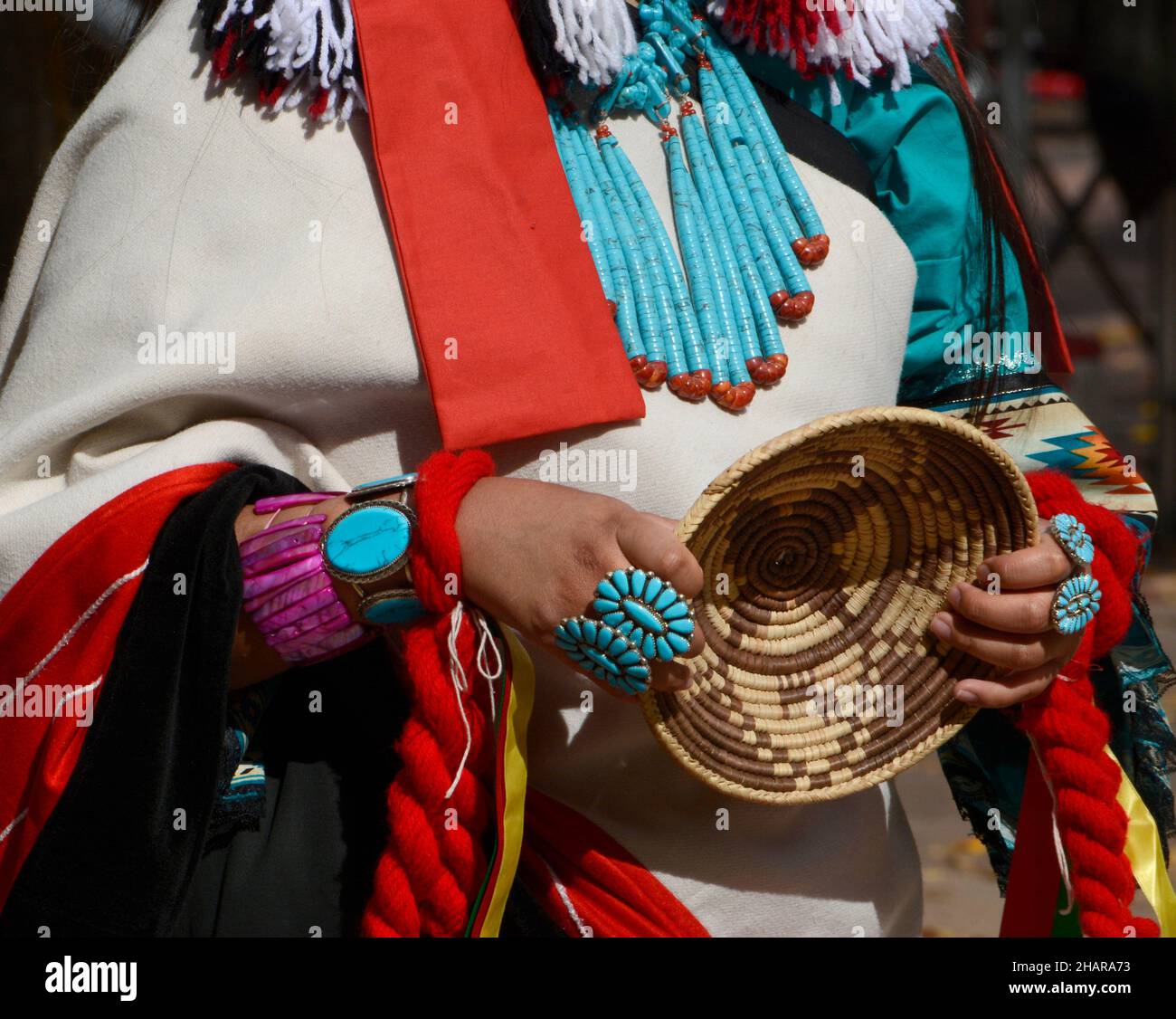 Eine indianische Tanzgruppe aus Zuni Pueblo in New Mexico führt den Schmetterlingstanz auf einer Veranstaltung zum Tag der indigenen Völker in Santa Fe, New Mexico, auf. Stockfoto