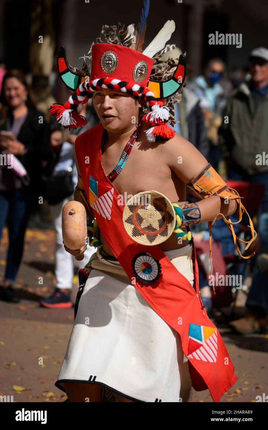 Eine indianische Tanzgruppe aus Zuni Pueblo in New Mexico führt den Schmetterlingstanz auf einer Veranstaltung zum Tag der indigenen Völker in Santa Fe, New Mexico, auf. Stockfoto