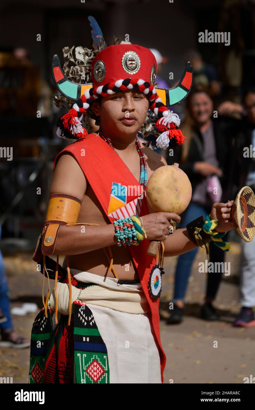 Eine indianische Tanzgruppe aus Zuni Pueblo in New Mexico führt den Schmetterlingstanz auf einer Veranstaltung zum Tag der indigenen Völker in Santa Fe, New Mexico, auf. Stockfoto