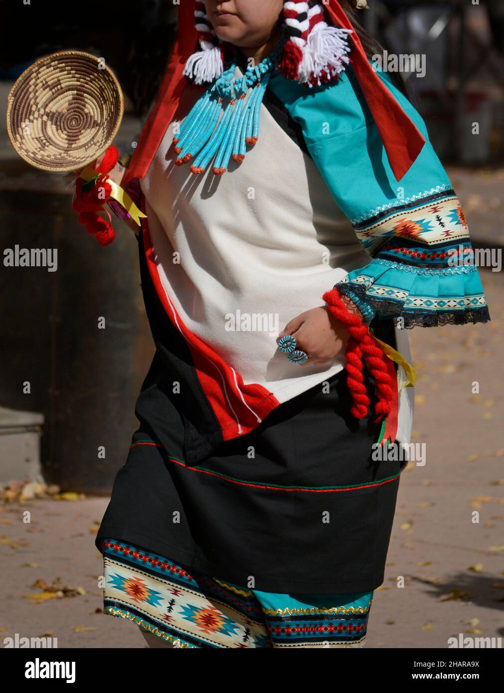Eine indianische Tanzgruppe aus Zuni Pueblo in New Mexico führt den Schmetterlingstanz auf einer Veranstaltung zum Tag der indigenen Völker in Santa Fe, New Mexico, auf. Stockfoto