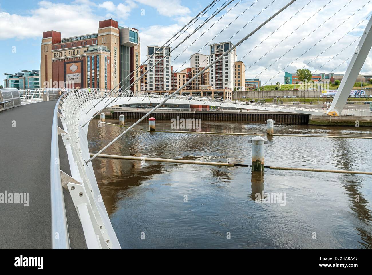 Millennium-Brücke über den Fluss Tyne mit dem Baltic Center for Contemporary Art (BALTIC) im Hintergrund, Gateshead, England, Großbritannien Stockfoto