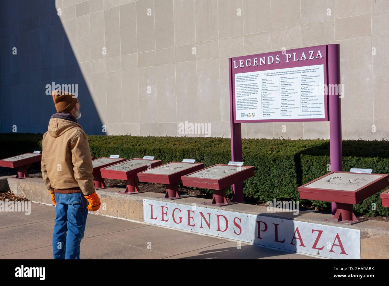 Detroit, Michigan - Legends Plaza im Detroit Historical Museum. Die plaza zeigt Handdrucke von Personen, die zur Kultur der Th beigetragen haben Stockfoto