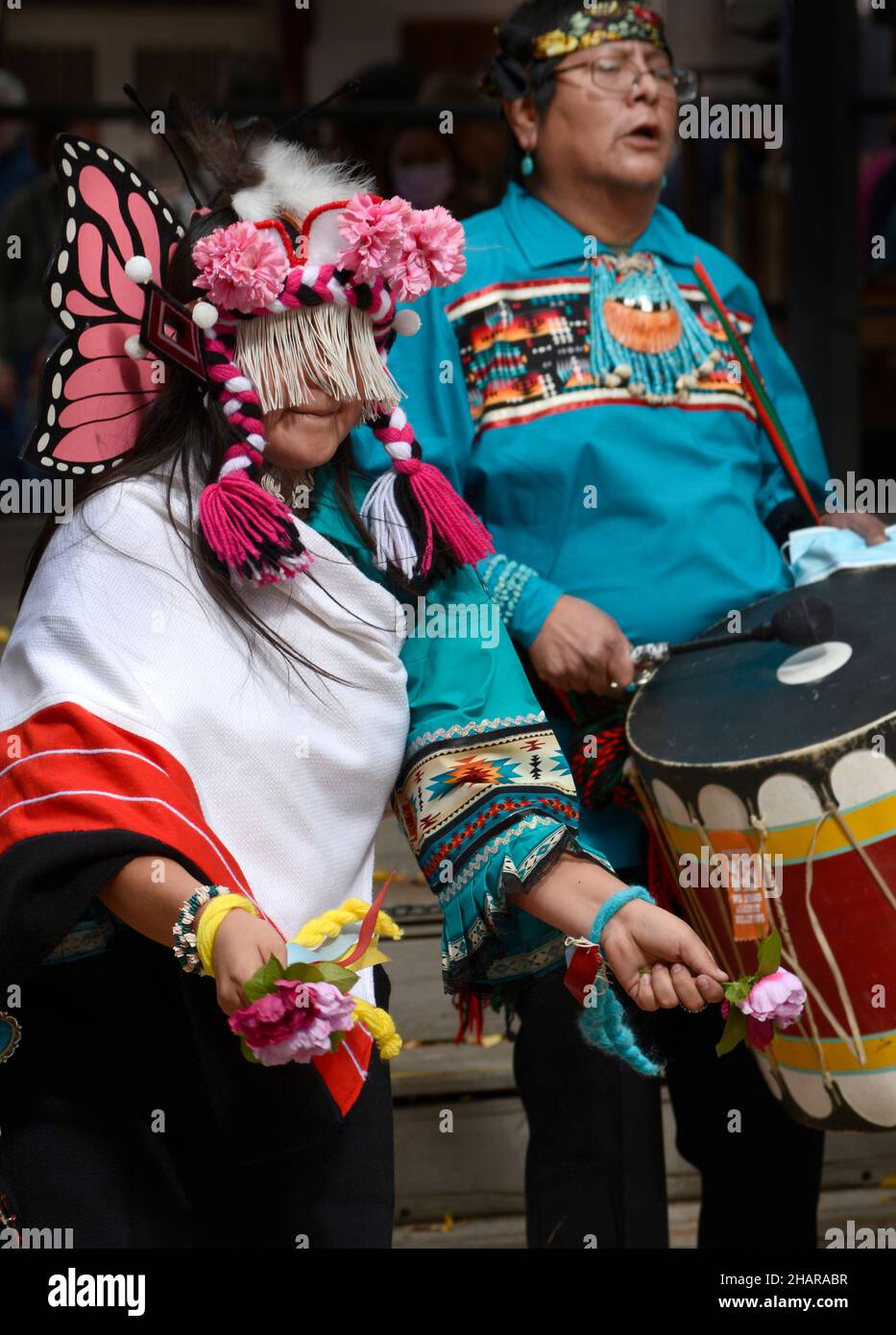 Eine indianische Tanzgruppe aus Zuni Pueblo in New Mexico führt den Schmetterlingstanz auf einer Veranstaltung zum Tag der indigenen Völker in Santa Fe, New Mexico, auf. Stockfoto