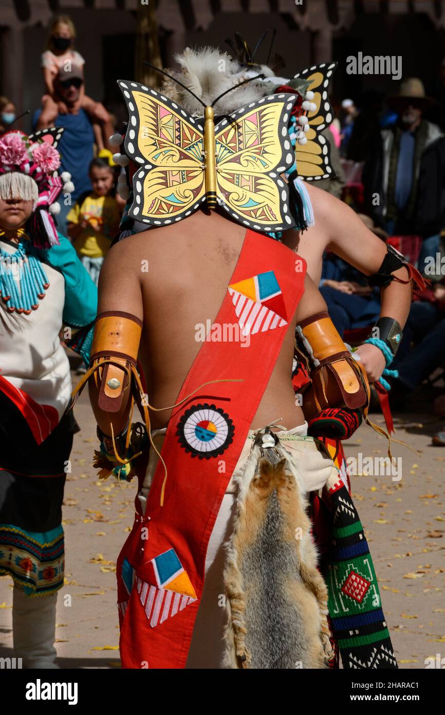 Eine indianische Tanzgruppe aus Zuni Pueblo in New Mexico führt den Schmetterlingstanz auf einer Veranstaltung zum Tag der indigenen Völker in Santa Fe, New Mexico, auf. Stockfoto