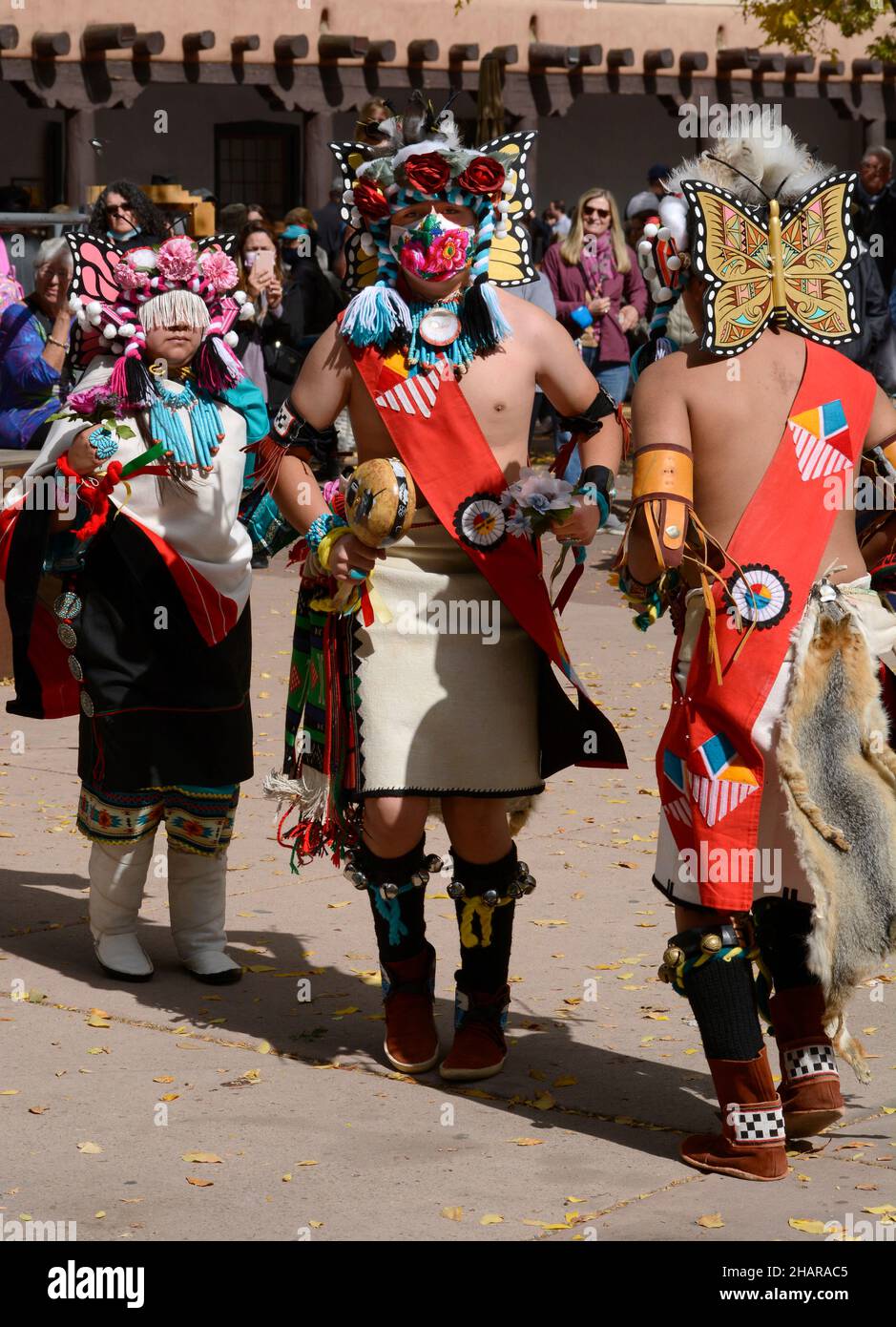Eine indianische Tanzgruppe aus Zuni Pueblo in New Mexico führt den Schmetterlingstanz auf einer Veranstaltung zum Tag der indigenen Völker in Santa Fe, New Mexico, auf. Stockfoto