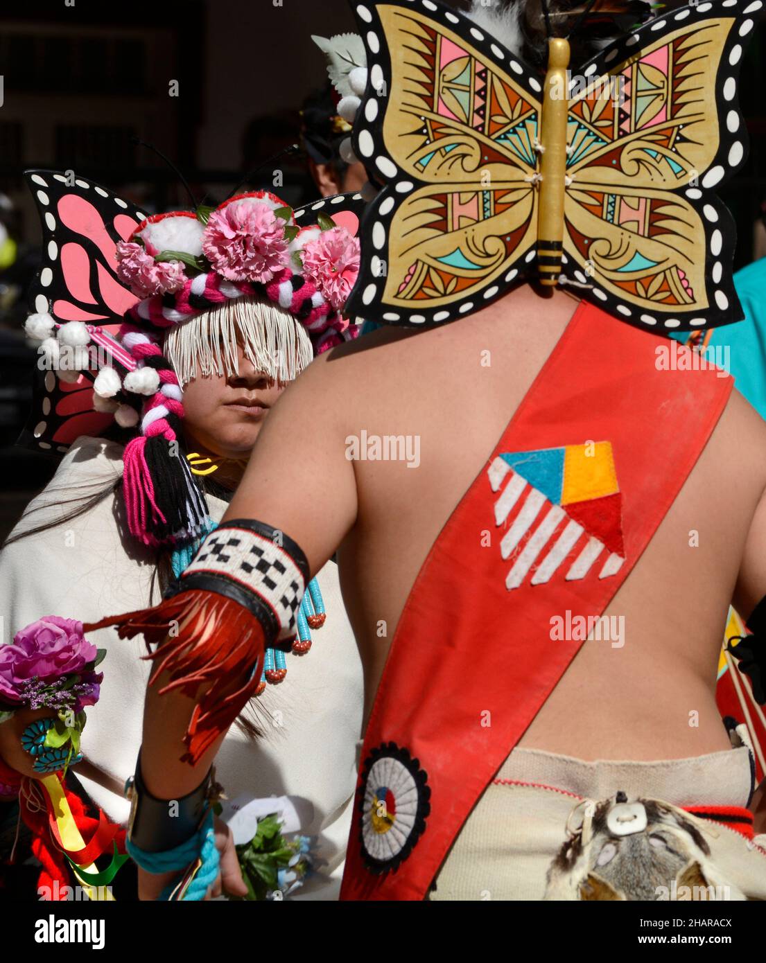 Eine indianische Tanzgruppe aus Zuni Pueblo in New Mexico führt den Schmetterlingstanz auf einer Veranstaltung zum Tag der indigenen Völker in Santa Fe, New Mexico, auf. Stockfoto