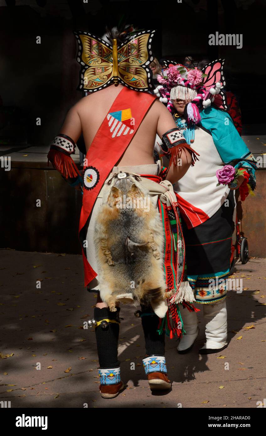 Eine indianische Tanzgruppe aus Zuni Pueblo in New Mexico ist bei einer Veranstaltung zum Tag der indigenen Völker in Santa Fe, New Mexico, zu sehen. Stockfoto