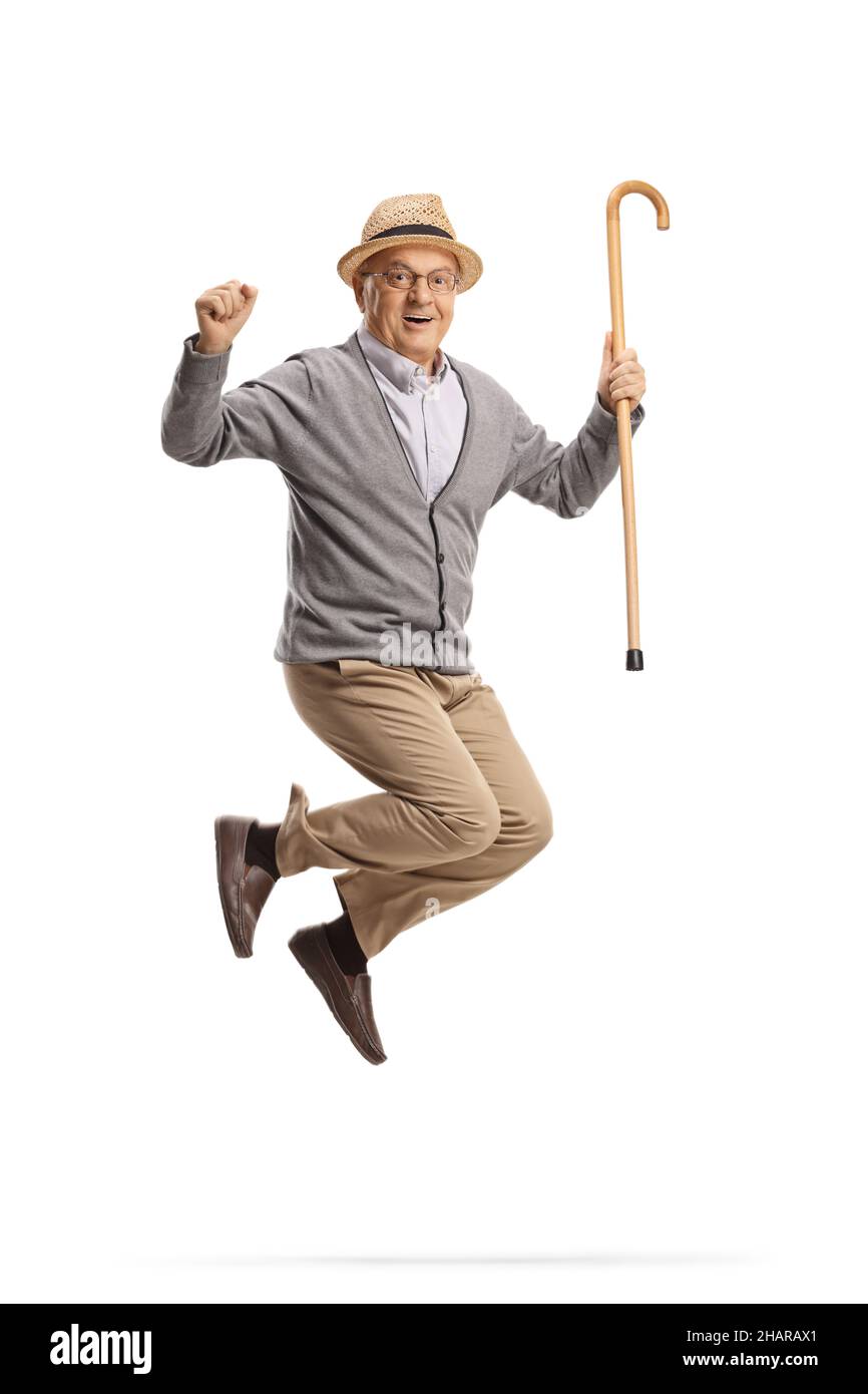 In voller Länge Porträt eines glücklichen älteren Mannes mit einem Gehstock springen isoliert auf weißem Hintergrund Stockfoto