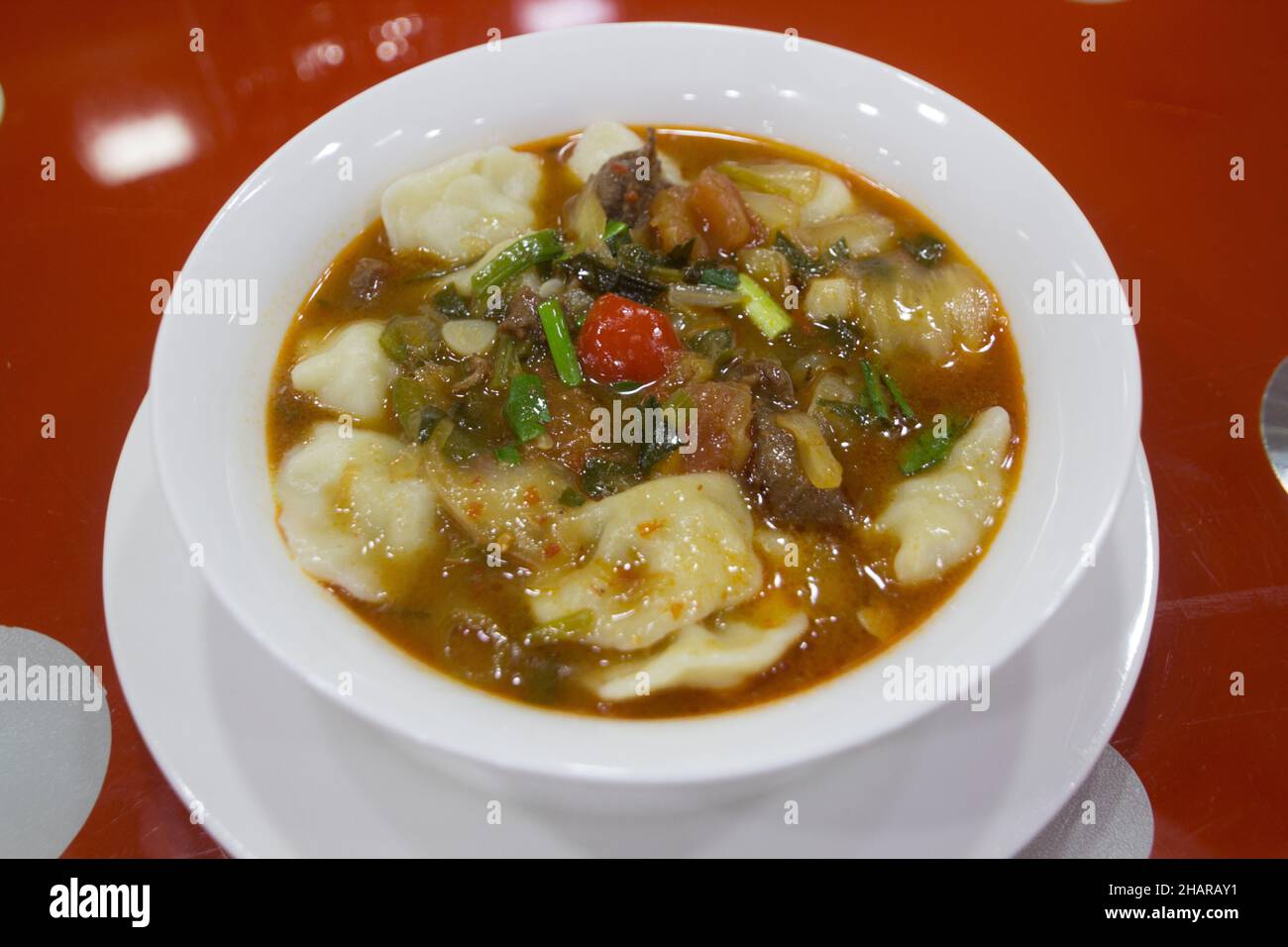 Dschuvava-Tschuchvara-Knödelsuppe in Usbekistan Stockfoto