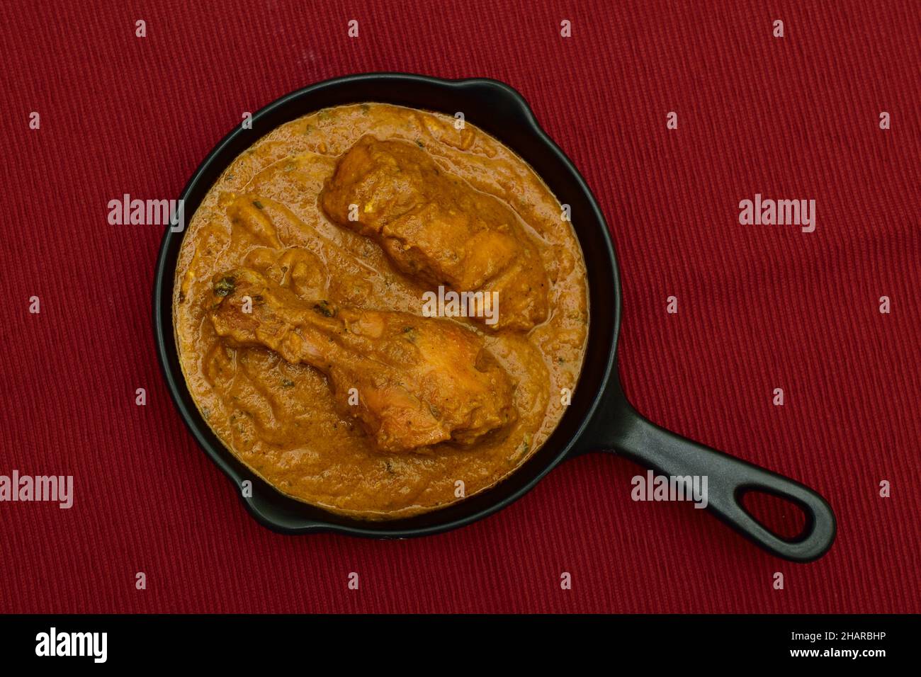 Butter Chicken oder Murg Makhani in Pan, berühmtes asiatisches Butterhuhn Stockfoto