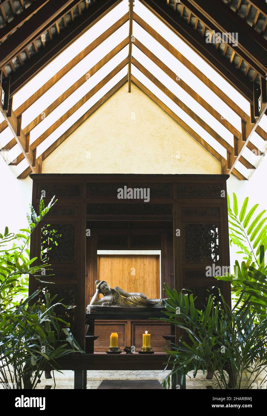 Liegende Buddha Statue in Kamalaya, Koh Samui, Thailand. In der Empfangshalle des Kamalaya Resorts begrüßt Sie ein liegender Buddha. Stockfoto