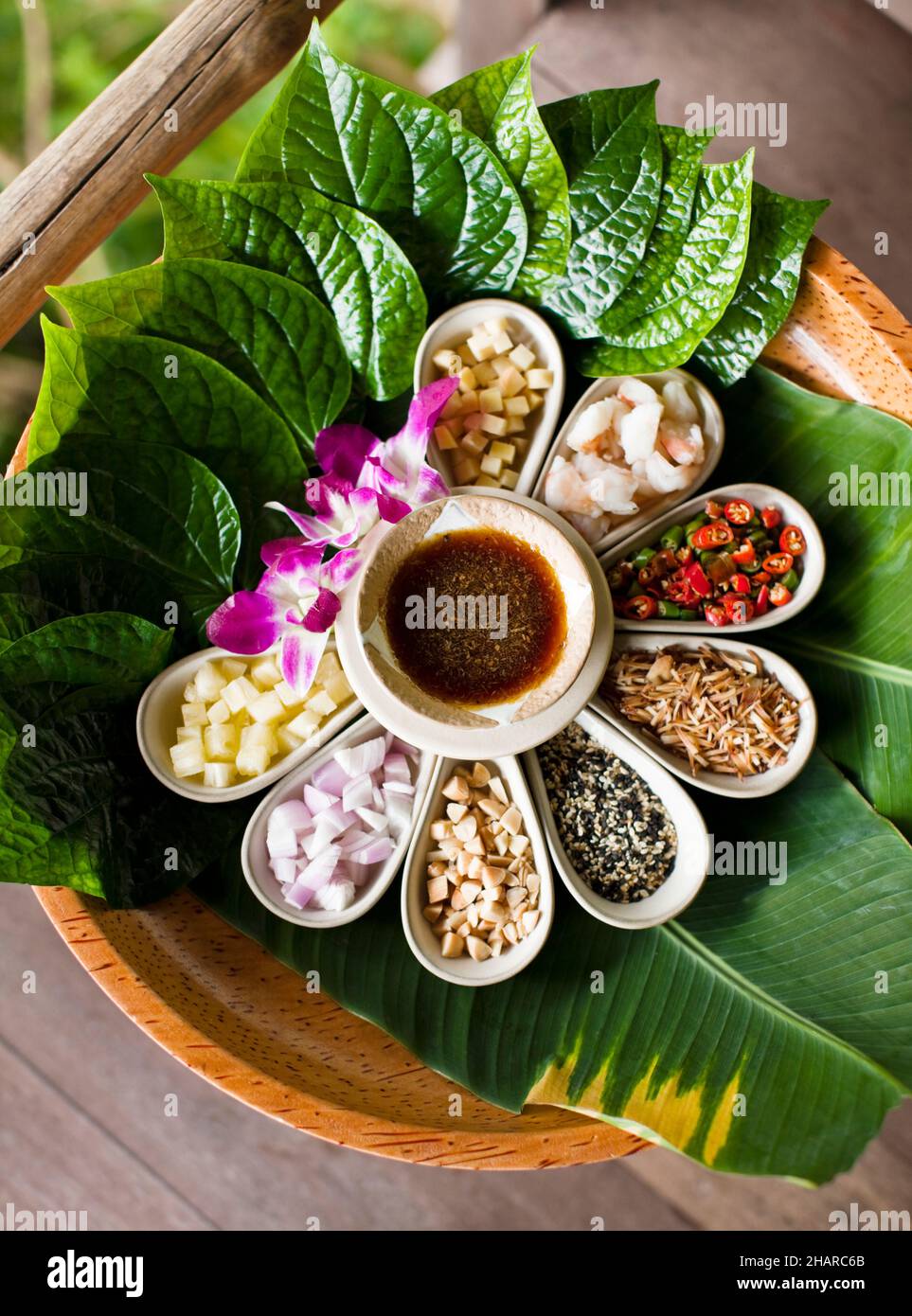 Thai Food Platter in Kamalaya, Koh Samui, Thailand. Eine thailändische Platte mit Betelblättern, Ananas, roten Zwiebeln, Erdnüssen, Seasamen, Geröstete Kokosnuss. Stockfoto