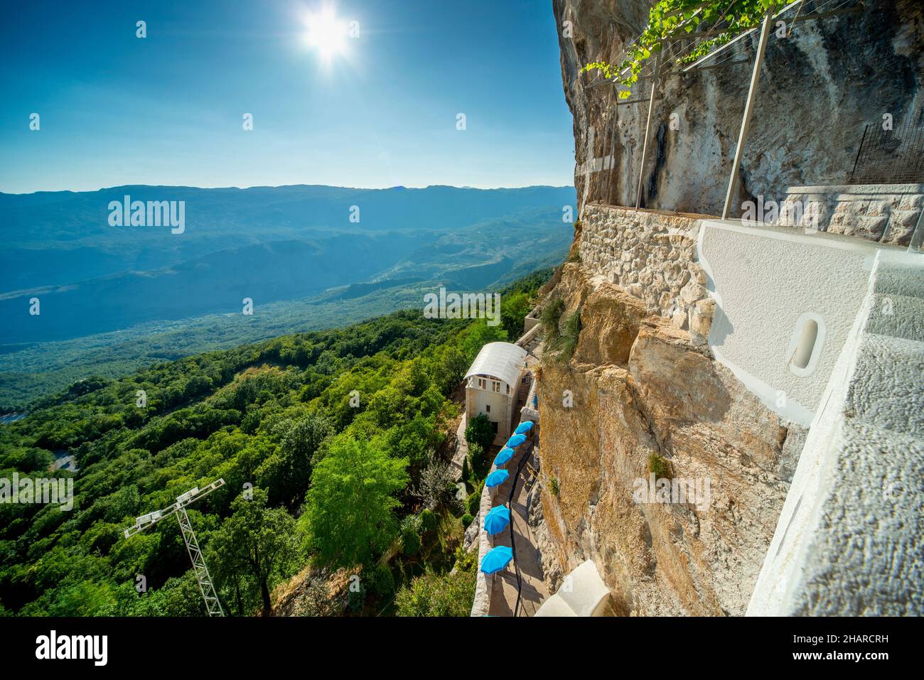 Hoch oben bieten die weiß getünchten Terrassen des oberen Klosters eine atemberaubende Aussicht auf die Ebenen des Zeta-Tals im Nordwesten Montenegros. Stockfoto