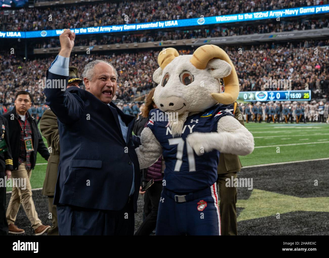 East Rutherford, Vereinigte Staaten von Amerika. 11. Dezember 2021. Der US-Navy-Sekretär Carlos Del Toro jubelt mit dem kostümierten Maskottchen Bill the Goat von der Naval Academy während des Starts des jährlichen Army-Navy-Fußballspiels im Metlife Stadium am 11. Dezember 2021 in East Rutherford, New Jersey. Die Midshipmen der U.S. Naval Academy besiegten die Army Black Knights 17-13 in ihrem Matchup von 122nd. Kredit: MC2 Logan Keown/U.S. Navy Photo/Alamy Live News Stockfoto