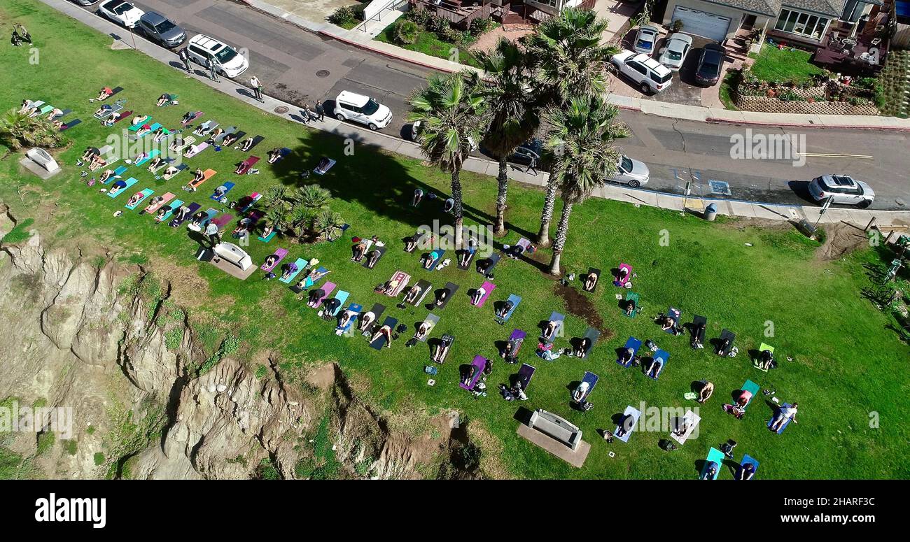 Luftaufnahme einer Gruppe von Menschen, Nachbarn und Freunden, die Yoga auf der Klippe mit Blick auf Pacific Beach, San Diego, Kalifornien, USA praktizieren Stockfoto