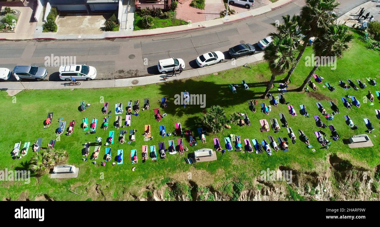 Luftaufnahme einer Gruppe von Menschen, Nachbarn und Freunden, die Yoga auf der Klippe mit Blick auf Pacific Beach, San Diego, Kalifornien, USA praktizieren Stockfoto
