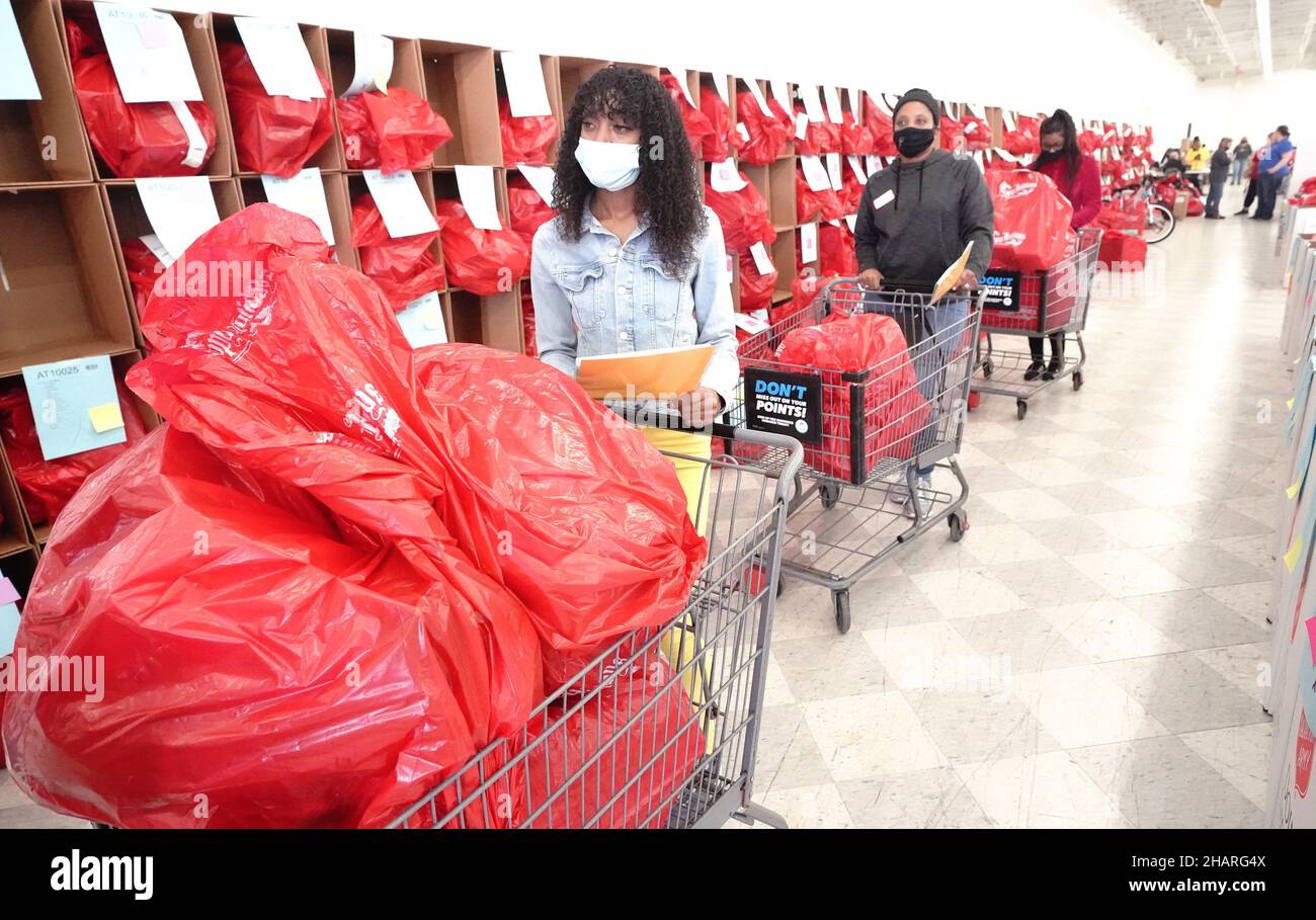 Florissant, Usa. 14th Dez 2021. Die Freiwillige Kyla Bonner wartet in der Schlange, um nach dem Einkaufen für eine Familie im Heilsarmee Angle Tree Toy Give-a-Way in Florissant, Missouri, am Dienstag, den 14. Dezember 2021, zu checken. Die Heilsarmee wird über 4000 Spielzeuge in drei Tagen an bedürftige Familien zu Weihnachten verschenken. Foto von Bill Greenblatt/UPI Credit: UPI/Alamy Live News Stockfoto