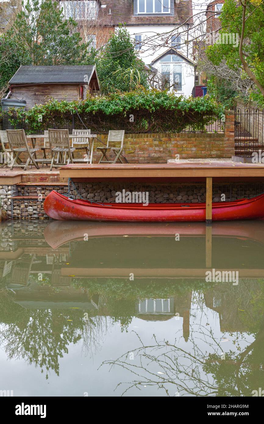 Ein Kajak oder Kanu vor einem Garten neben dem Oxford-Coventry-Kanal in Oxford, Großbritannien. Stockfoto