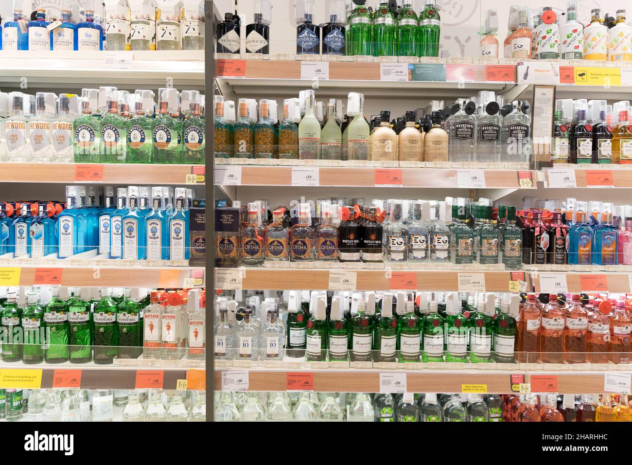 In einem Supermarkt in Kent UK werden vier Reihen Weißweine in den Regalen am Getränkegang ausgestellt Stockfoto