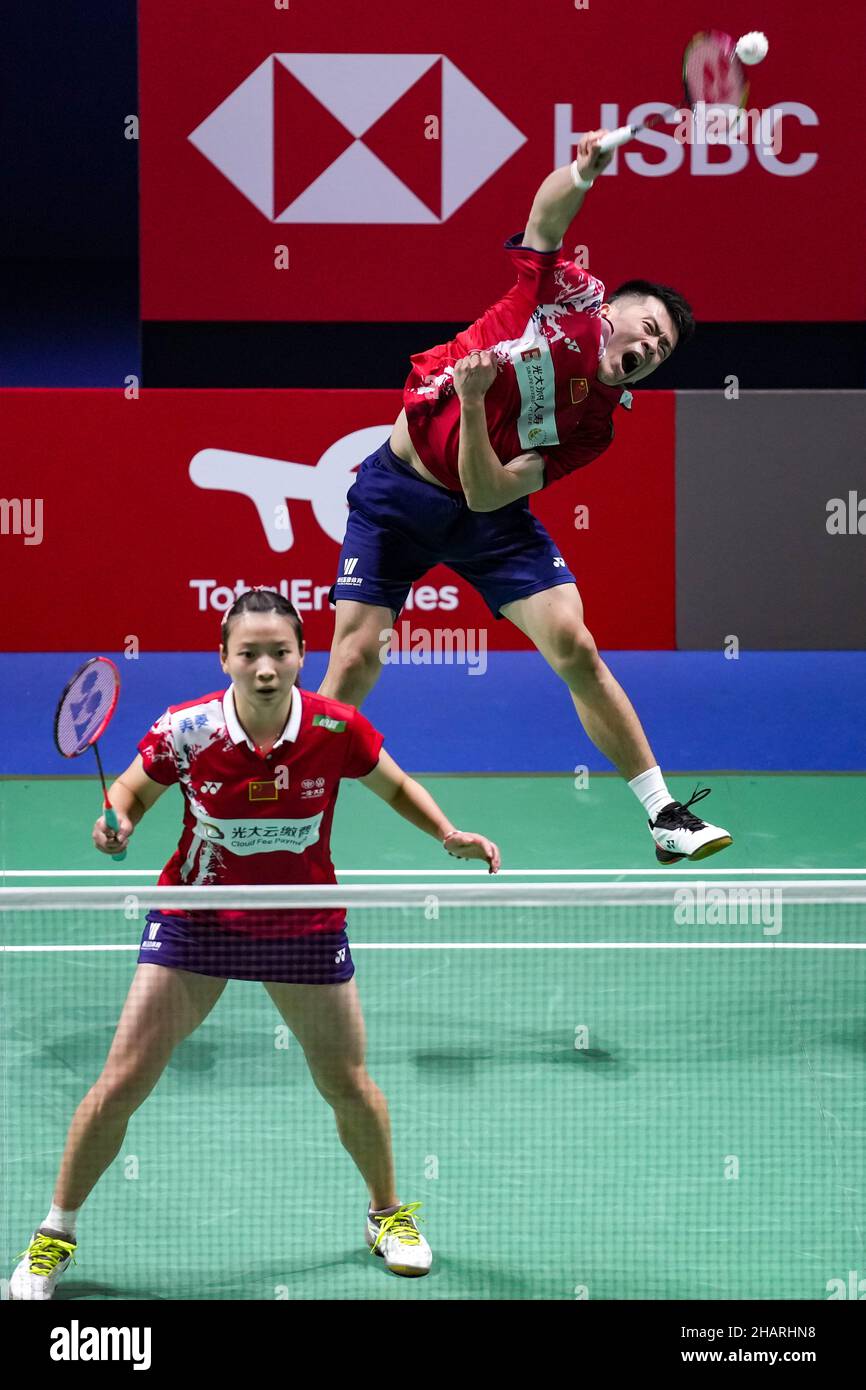 Huelva, Spanien. 14th Dez 2021. Zheng Siwei (hinten)/Huang Yaqiong aus China treten beim gemischten Doppelspiel in der zweiten Runde gegen Chang Tak Ching/Ng Wing Yung aus Chinas Hongkong bei den BWF-Weltmeisterschaften 2021 in Huelva, Spanien, am 14. Dezember 2021 an. Quelle: Zhang Cheng/Xinhua/Alamy Live News Stockfoto