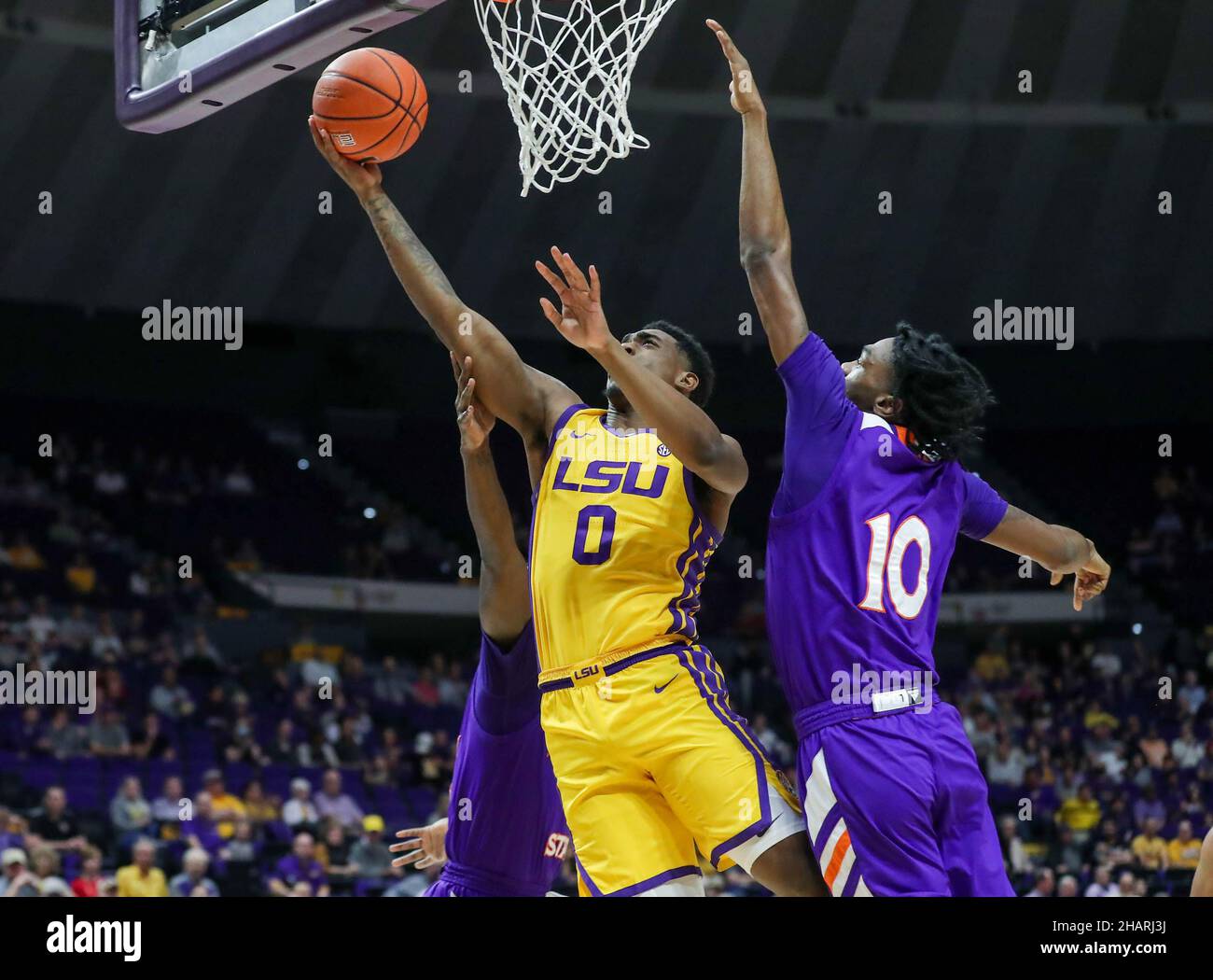 14. Dezember 2021: Brandon Murray von LSU (0) fährt während der NCAA Basketball-Aktion zwischen den Northwestern St. Demons und den LSU Tigers im Pete Maravich Assembly Center in Baton Rouge, LA, an zwei Verteidigern der Northwestern St., Jalen King (10) vorbei. Jonathan Mailhes/CSM Stockfoto