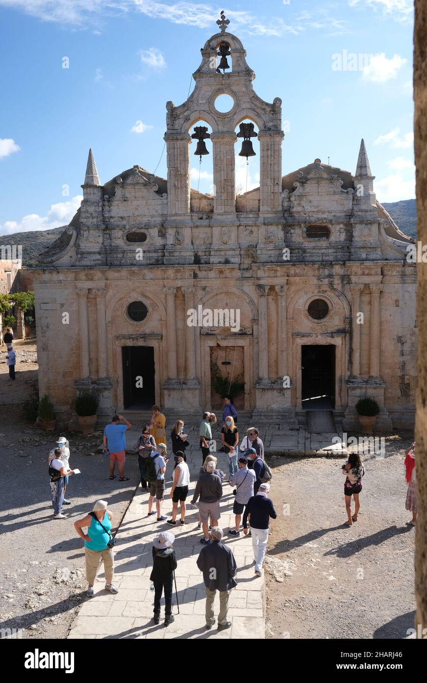 Touristen im Arkadi-Kloster, einem östlich-orthodoxen Kloster, das südöstlich von Rethymnon auf der Insel Kreta in Griechenland liegt Stockfoto