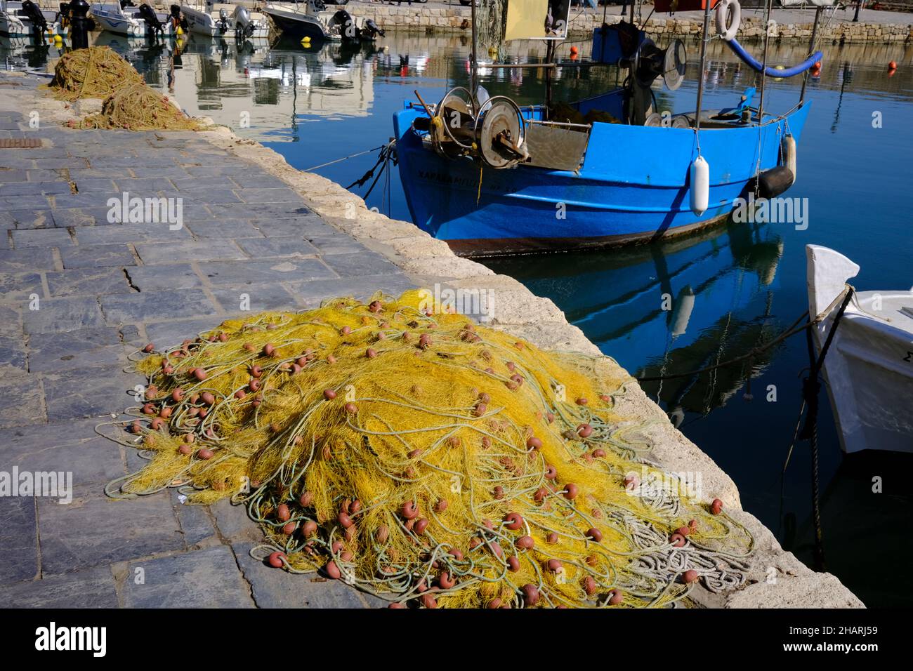 Fischernetz auf dem Dock im alten Hafen von Rethymno, Kreta, Griechenland Stockfoto