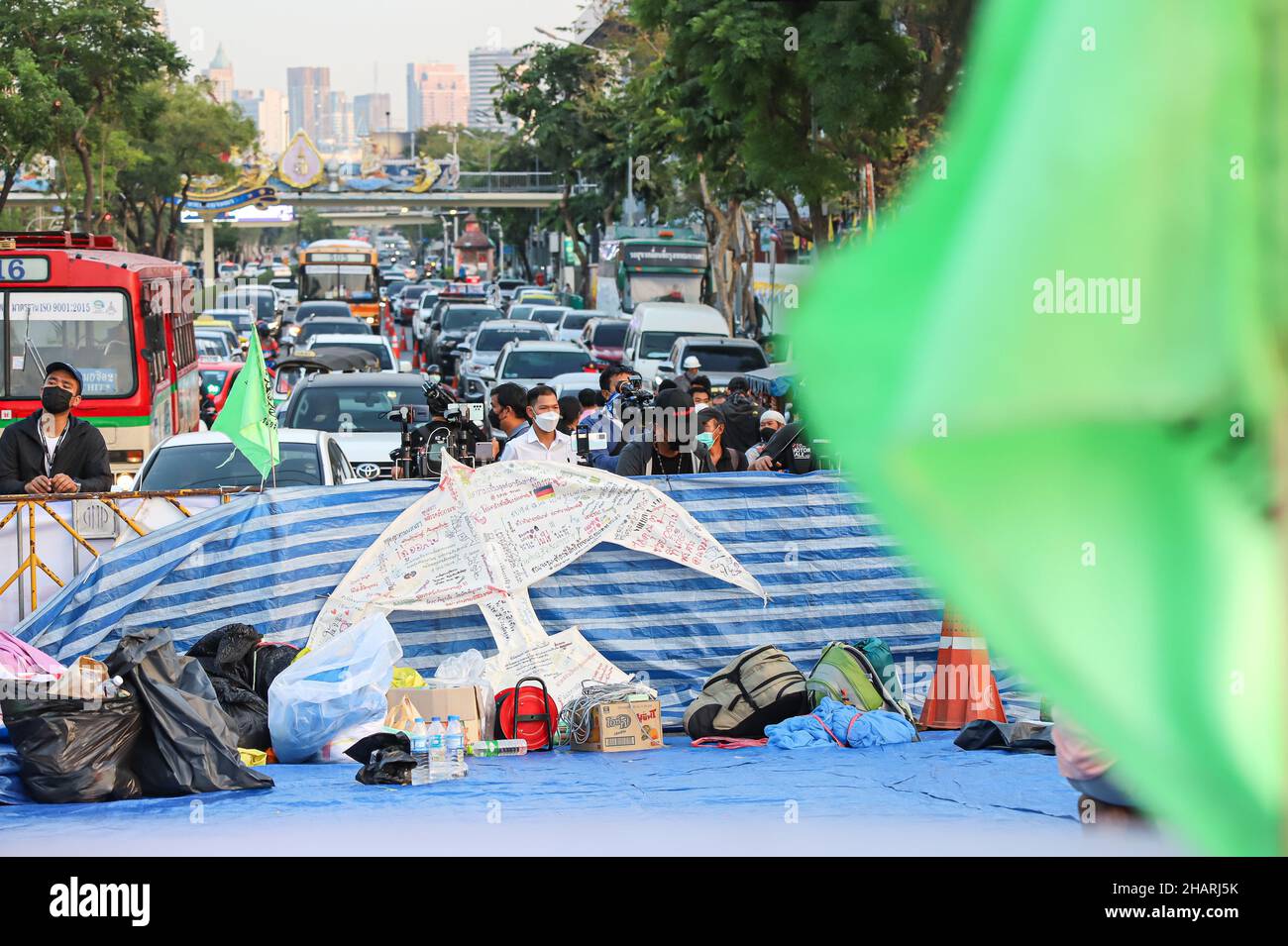 Bangkok, Bangkok, Thailand. 14th Dez 2021. Das Netzwerk der Gruppe Chana Rak Thin wartet auf die Bekanntgabe der Beschlüsse des Kabinetts. Das hatte eine Sitzung am frühen Morgen im Regierungshaus, die später von der Ankündigung des Kabinetts über die Website veröffentlicht wurde, indem es sich bereit erklärte, den Forderungen nachzukommen, Das Amt des Nationalen Rates für Wirtschaft und soziale Entwicklung soll die strategische Umweltprüfung ausrichten und die Umweltverträglichkeitsprüfung des Chana-Projekts sowohl im öffentlichen als auch im privaten Sektor verzögern. (Bild: © Adirach Toumlam Stockfoto