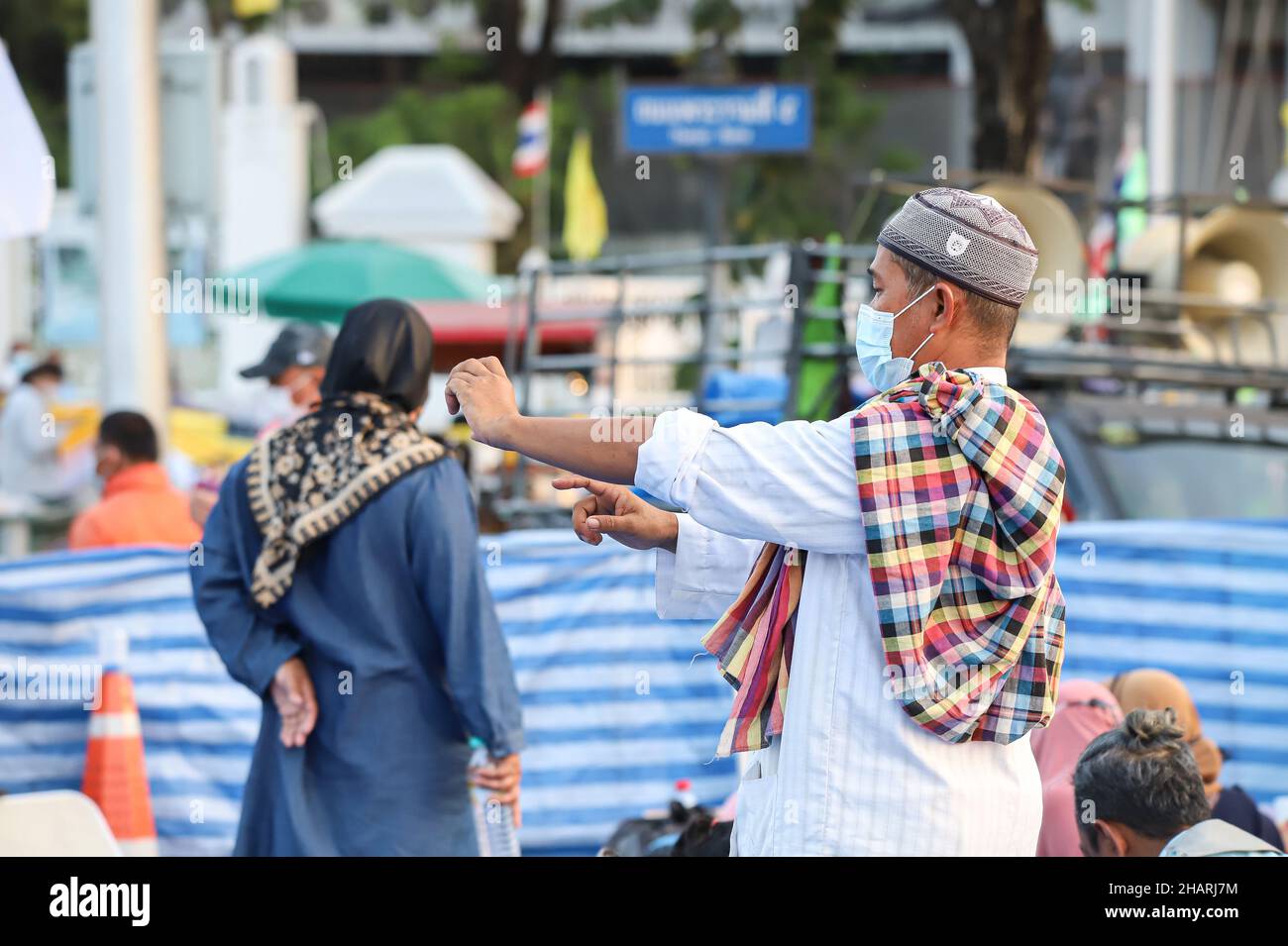 Bangkok, Bangkok, Thailand. 14th Dez 2021. Das Netzwerk der Gruppe Chana Rak Thin wartet auf die Bekanntgabe der Beschlüsse des Kabinetts. Das hatte eine Sitzung am frühen Morgen im Regierungshaus, die später von der Ankündigung des Kabinetts über die Website veröffentlicht wurde, indem es sich bereit erklärte, den Forderungen nachzukommen, Das Amt des Nationalen Rates für Wirtschaft und soziale Entwicklung soll die strategische Umweltprüfung ausrichten und die Umweltverträglichkeitsprüfung des Chana-Projekts sowohl im öffentlichen als auch im privaten Sektor verzögern. (Bild: © Adirach Toumlam Stockfoto