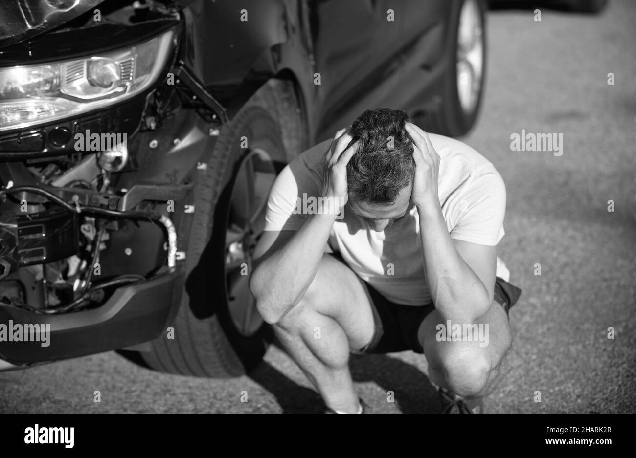 Autounfall. Frustrierter Fahrer nach Verkehrsunfall. Mann mit Auto gebrochen auf der Straße. Stockfoto