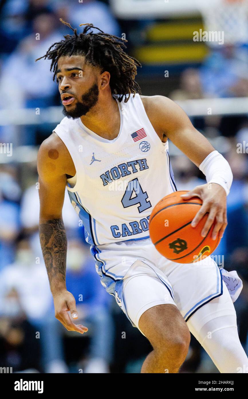 14. Dezember 2021: North Carolina Tar Heels Wache R.J. Davis (4) bringt den Ball gegen die Furman Paladins während der ersten Hälfte des NCAA-Basketballmatchup im Dean Smith Center in Chapel Hill, NC. (Scott Kinser/Cal Sport Media) Stockfoto