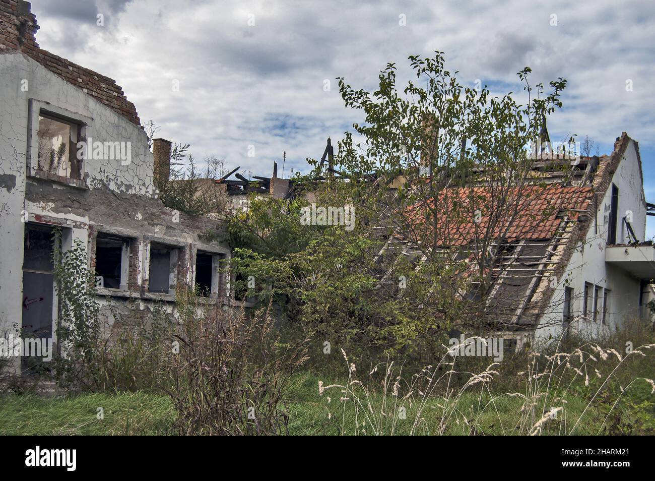 Schöne Aufnahme von Ruinen eines alten Hauses stürzte aufgrund des Verfalls ein Stockfoto