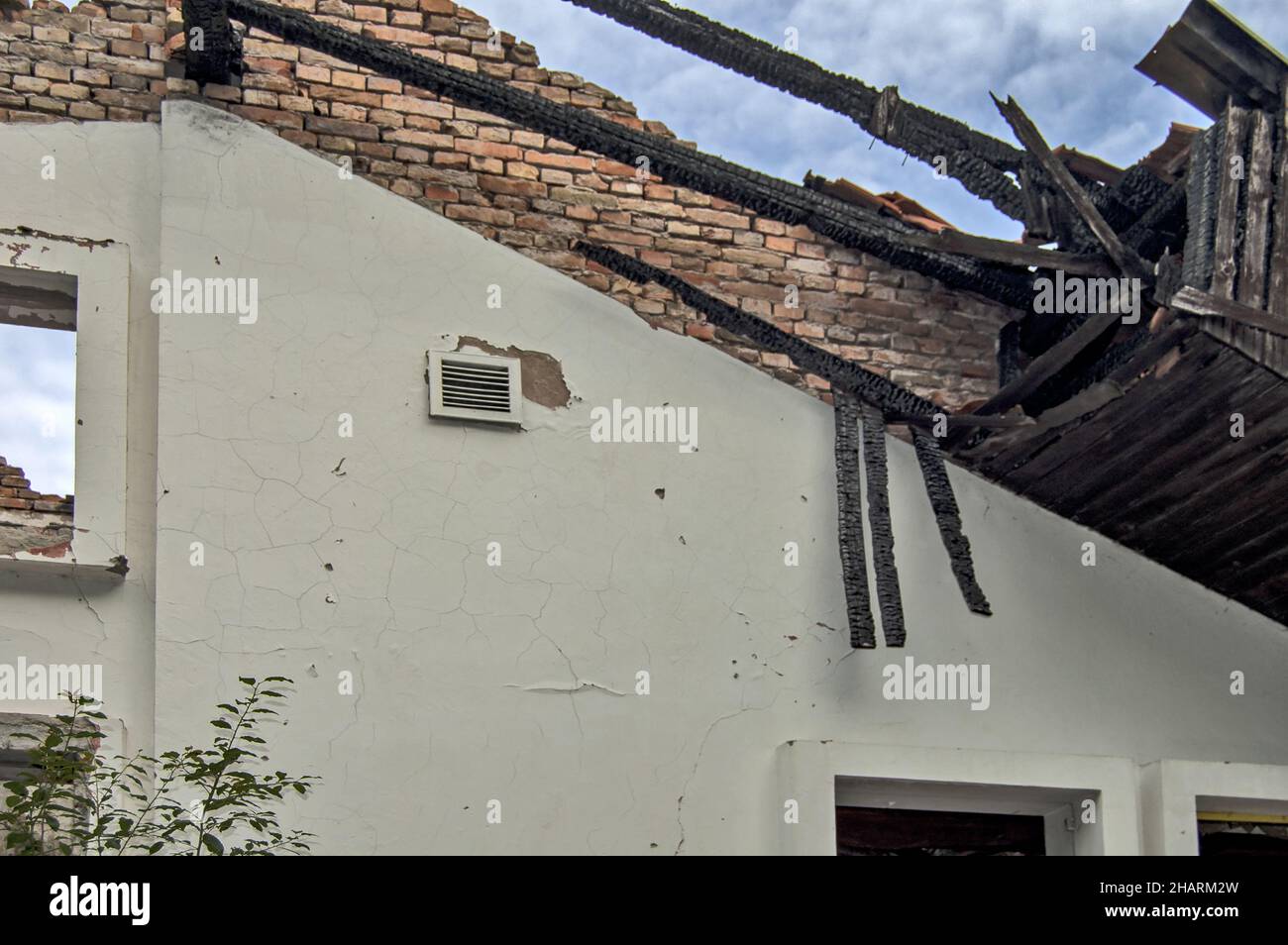 Schöne Aufnahme von Ruinen eines alten Hauses stürzte aufgrund des Verfalls ein Stockfoto