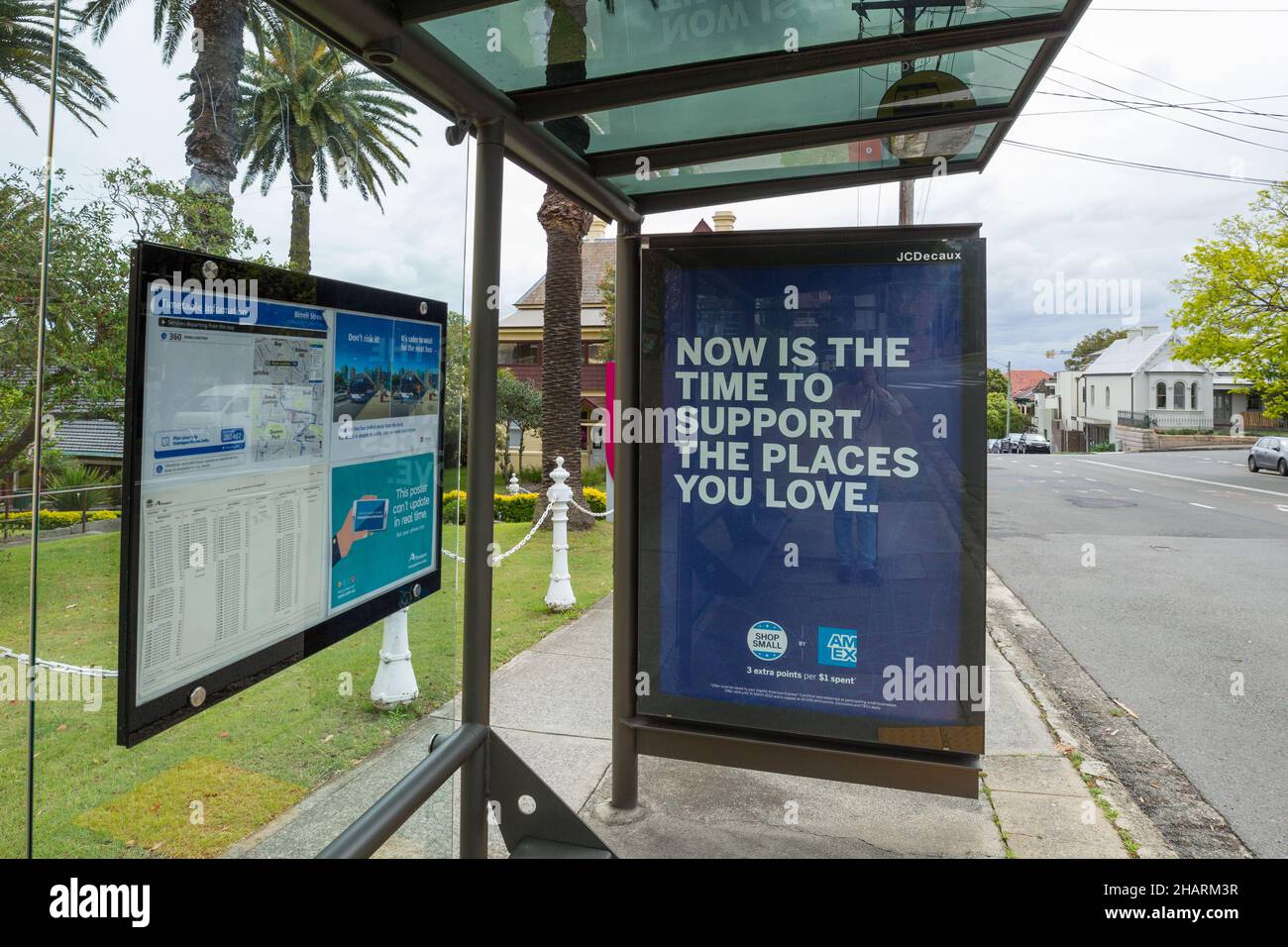 Sydney, Australien. 15 Dez 2021. Ein Plakat an einer Bushaltestelle, auf dem die Unterstützung lokaler Unternehmen während des Coronavirus gefördert wird, da die COVID-19-Beschränkungen schrittweise aufgehoben werden, um für die australische Gesellschaft zum Normalzustand zurückzukehren. Kredit: Robert Wallace / Wallace Media Network / Alamy Live Nachrichten Stockfoto