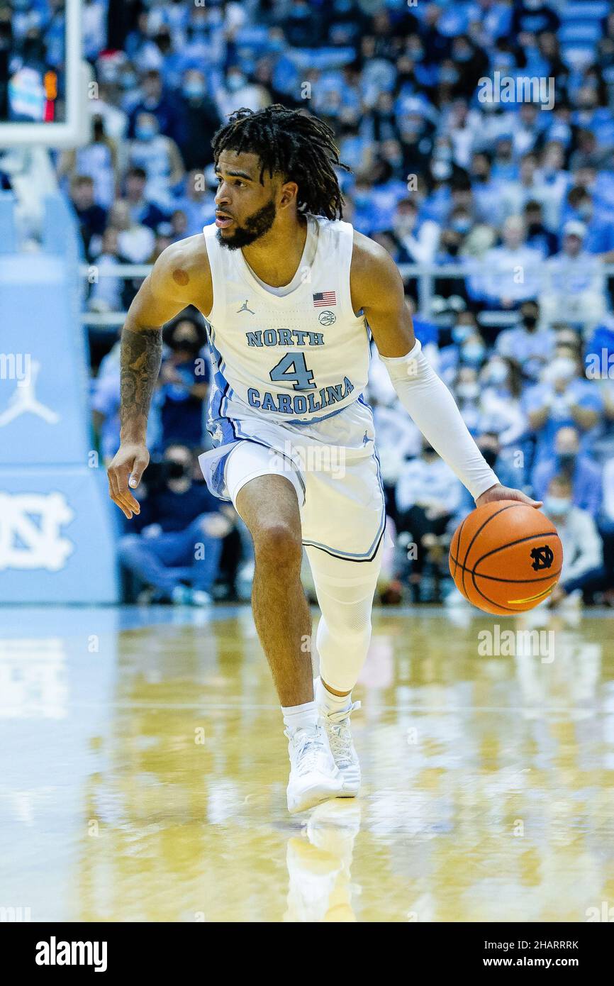 14. Dezember 2021: North Carolina Tar Heels Wache R.J. Davis (4) dribbelt beim NCAA-Basketballmatchup im Dean Smith Center in Chapel Hill, NC, den Ball gegen die Furman Paladins. (Scott Kinser/Cal Sport Media) Stockfoto