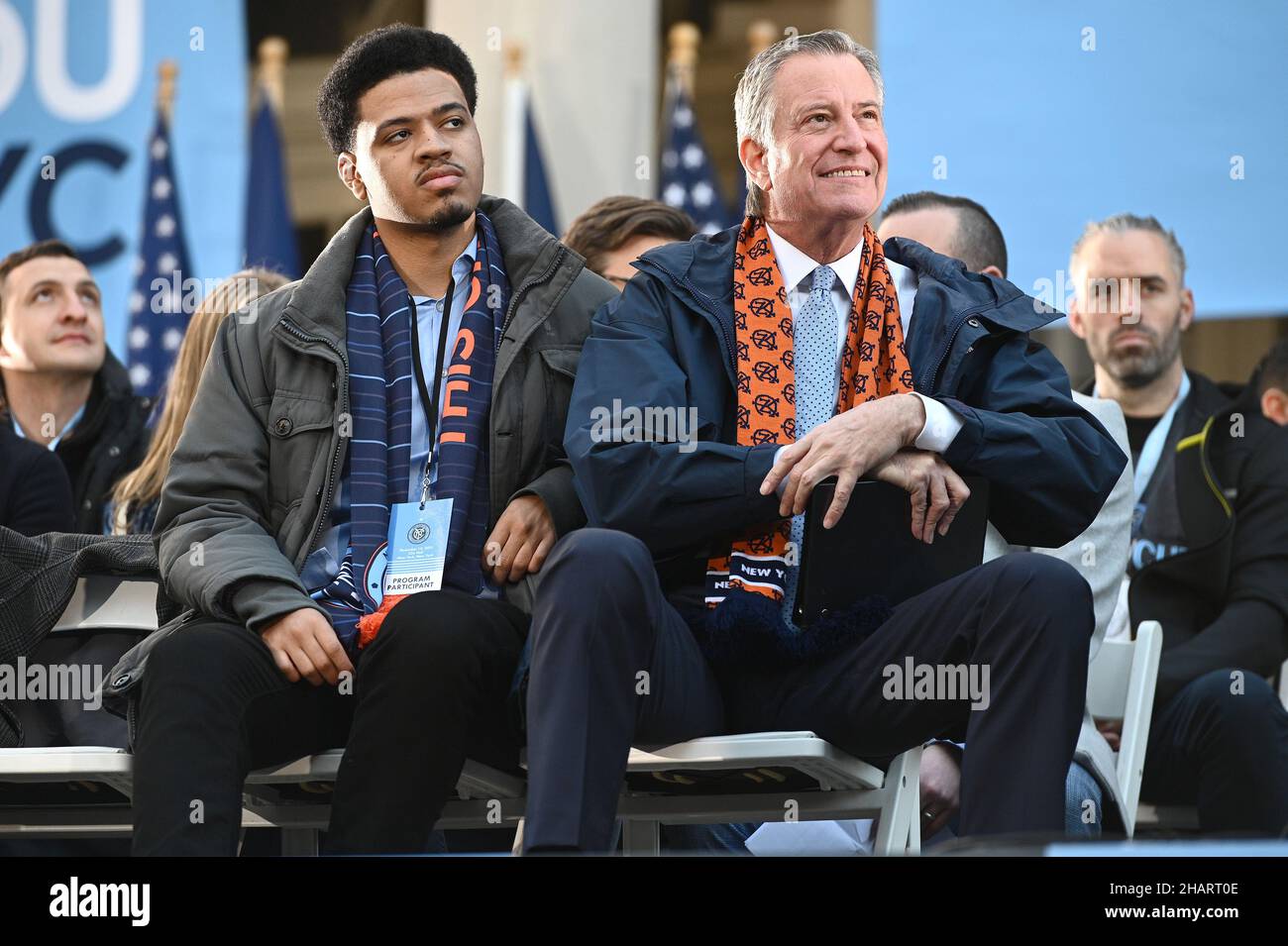 New York, USA. 14th Dez 2021. Dante de Blasio (l.) und der Bürgermeister von New York, Bill de Blasio, nehmen am 14. Dezember 2021 an der Siegerehrung der MLS-Meisterschaft des FC New York City Teil. (Foto von Anthony Behar/Sipa USA) Quelle: SIPA USA/Alamy Live News Stockfoto