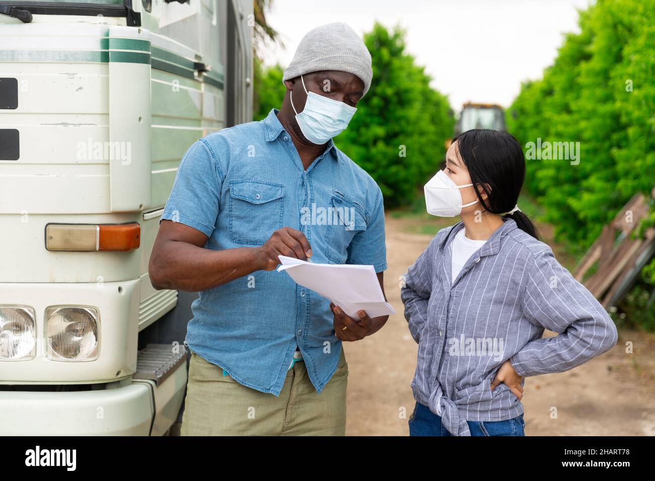 Mann und Frau in Masken reden Stockfoto
