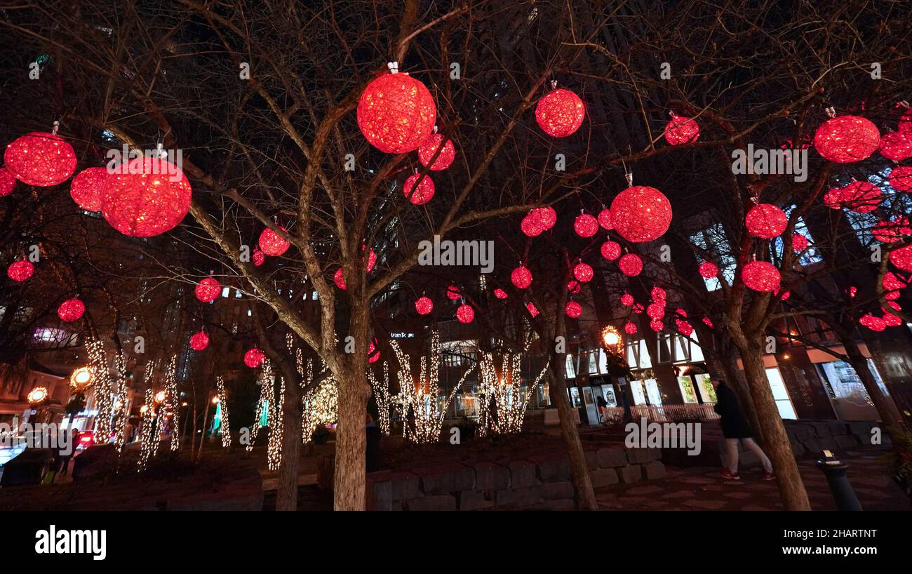 Toronto, Kanada - 14. Dezember 2021: Das Einkaufsviertel von Yorkville wird von einem bunten Lichtermeer auf der Straße belebt. Stockfoto
