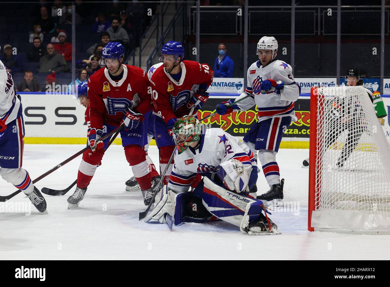 10. Dezember 2021: Rochester Americans Torhüter Mat Robson (32) sucht den Puck in der dritten Periode gegen die Laval Rocket. Die Rochester Americans veranstalteten die Laval Rocket in einem American Hockey League-Spiel in der Blue Cross Arena in Rochester, New York. (Jonathan Tenca/CSM) Stockfoto