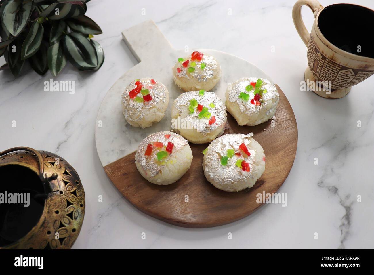 Rasmalai oder Malai Sandwich, Roshmolai, Rasamalei ist sehr beliebt indischen Dessert. Eine süße Malai Füllung in Rasgulla. Es ist eine süße Delikatesse Stockfoto